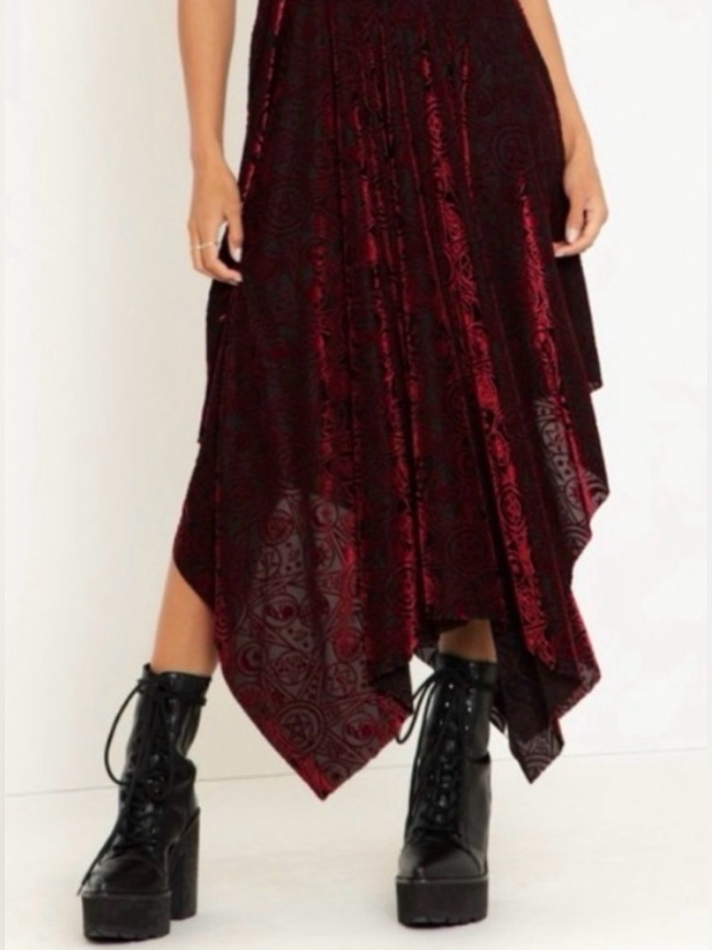 🧛🏻♀️🌹NWT HEX Blackmilk DISCONTINUED/RARE Velvet Asymmetrical Handkerchief Dress - Picture 4 of 8